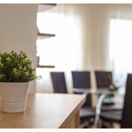 פיטסטי Luxury Apartment מראה חיצוני תמונה