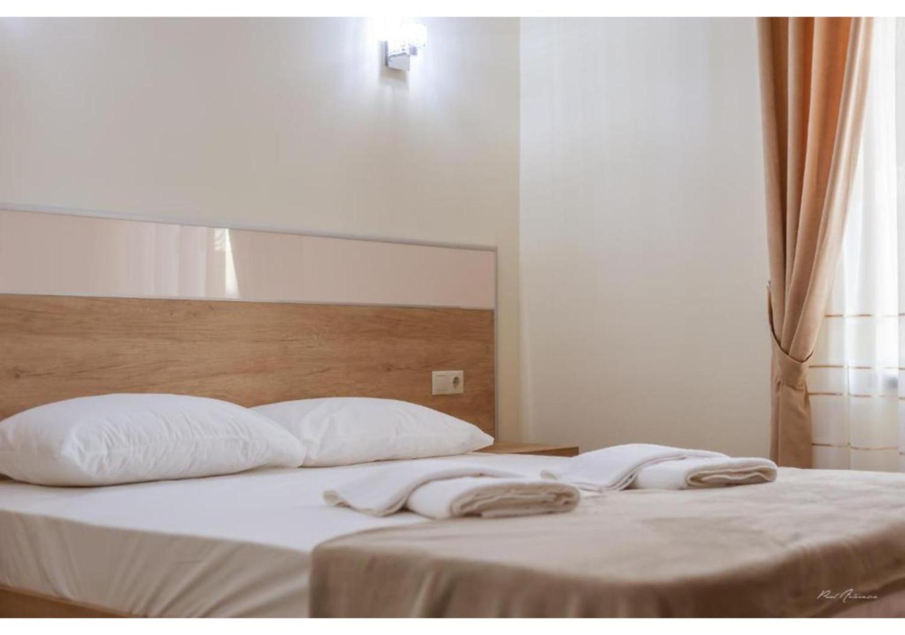 פיטסטי Luxury Apartment מראה חיצוני תמונה