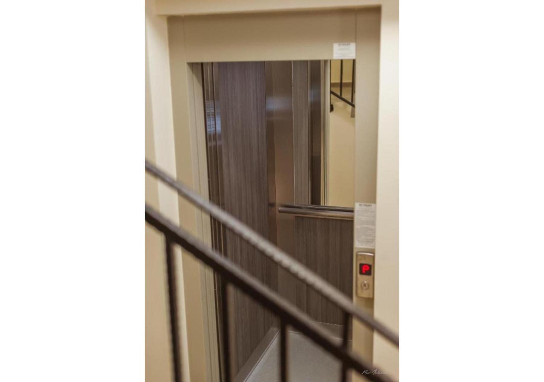 פיטסטי Luxury Apartment מראה חיצוני תמונה