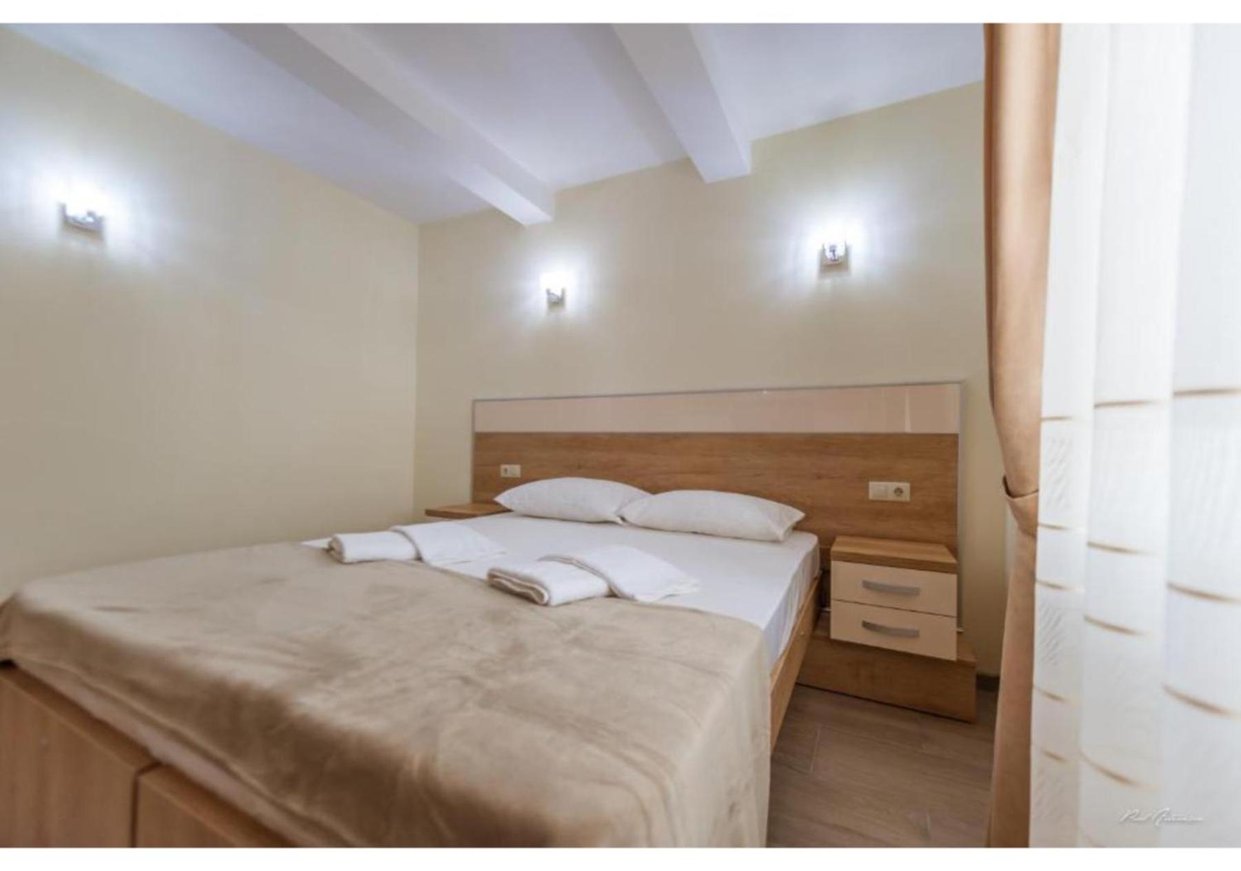 פיטסטי Luxury Apartment מראה חיצוני תמונה