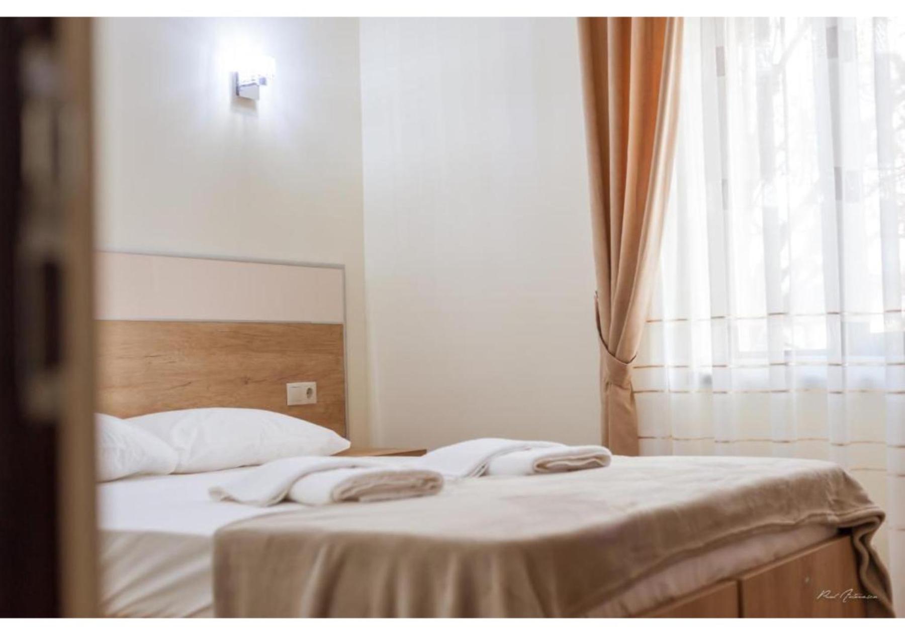 פיטסטי Luxury Apartment מראה חיצוני תמונה