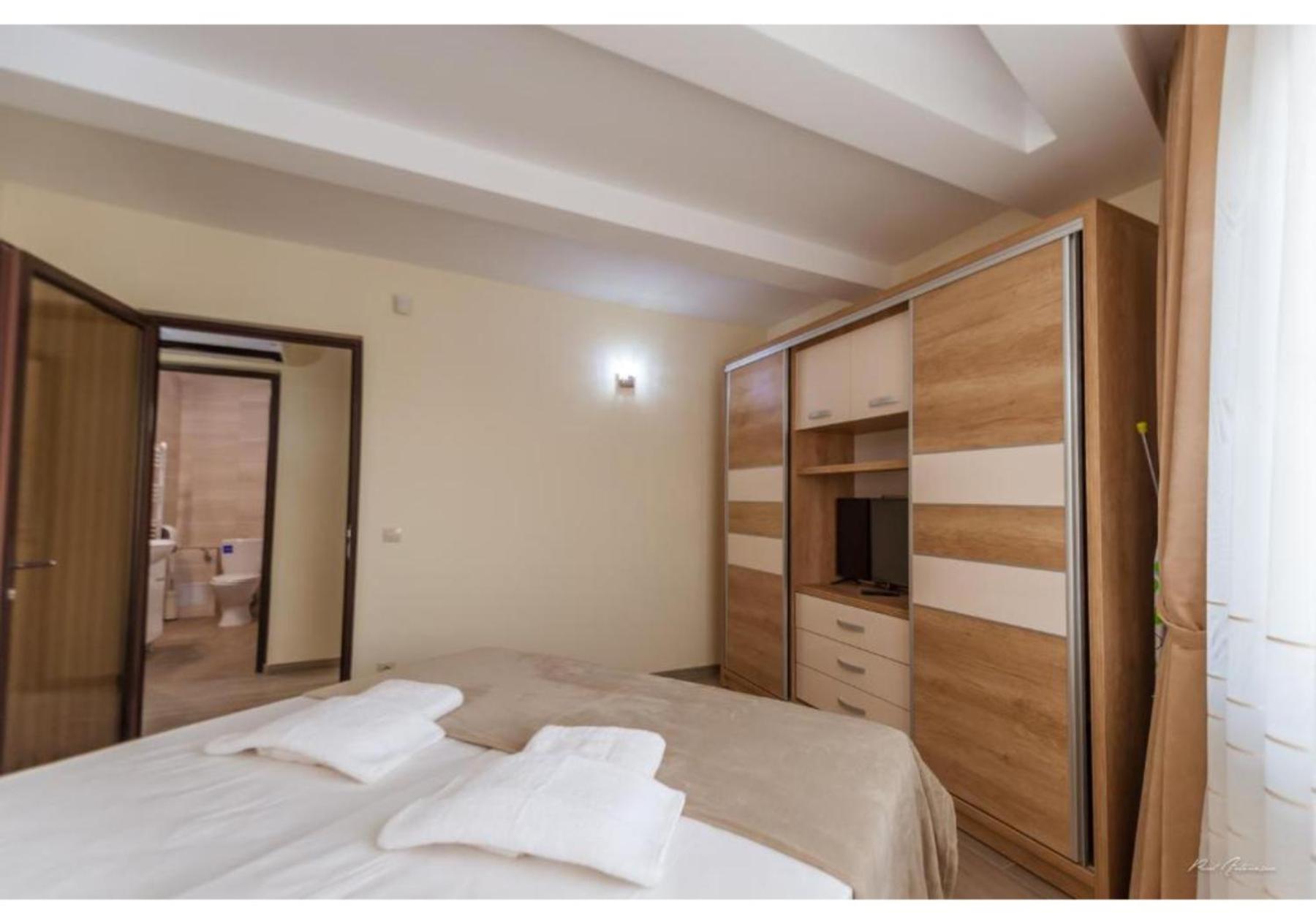 פיטסטי Luxury Apartment מראה חיצוני תמונה