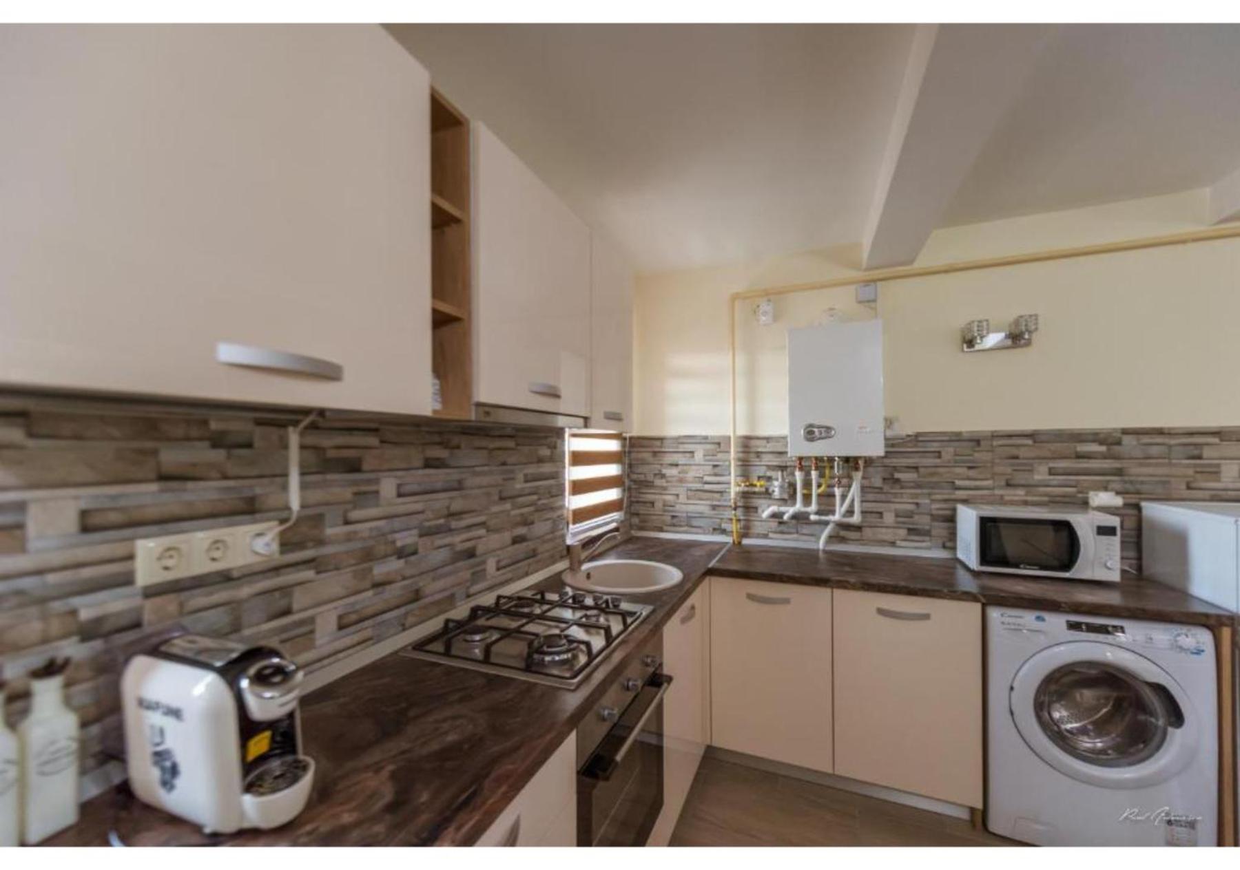 פיטסטי Luxury Apartment מראה חיצוני תמונה