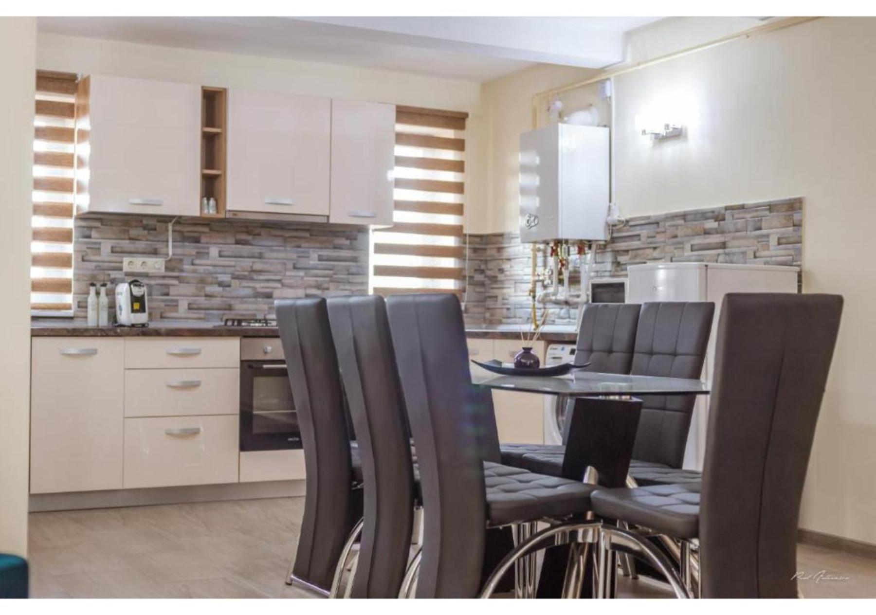 פיטסטי Luxury Apartment מראה חיצוני תמונה