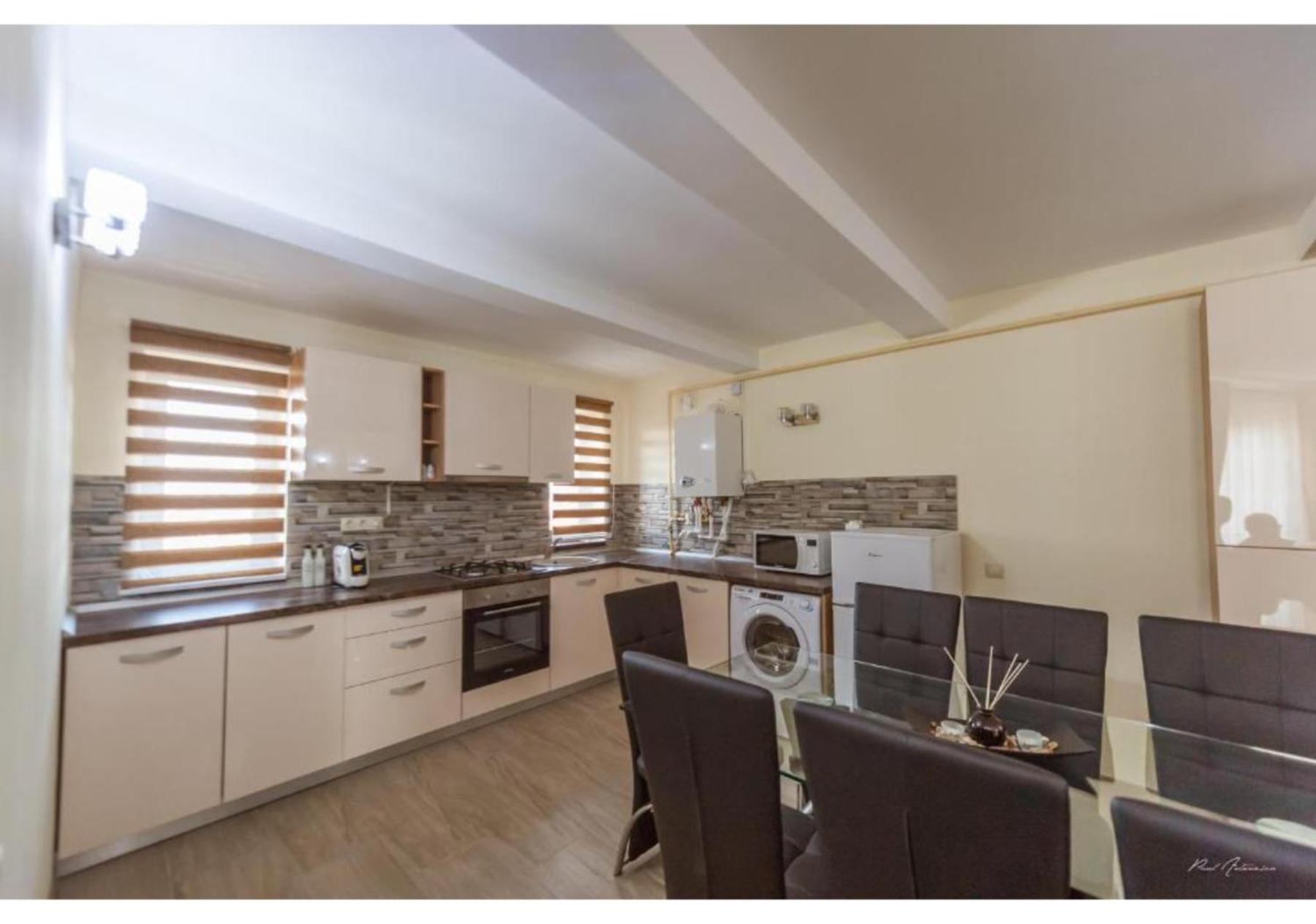 פיטסטי Luxury Apartment מראה חיצוני תמונה